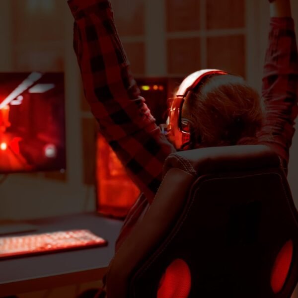 Bright, Cadeira Gamer Preto e Vermelho, Com 3 Níveis de Altura, Possui Inclinação de Amortecimento, Braços de Apoio com Acolchoado Polipropileno, Confortável Para Horas de Partida, Macia e Duradoura - Imagem 2