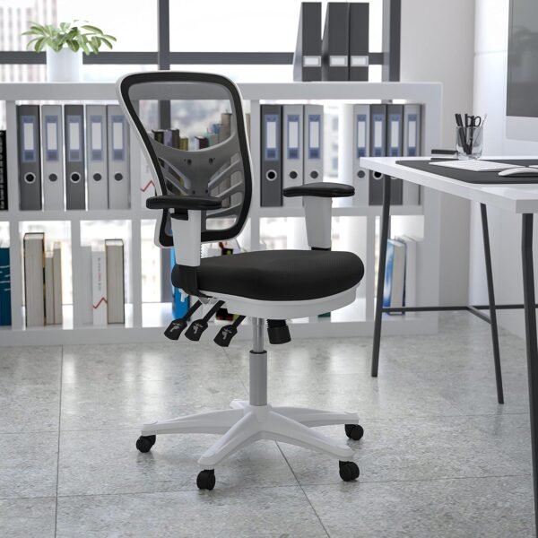 Cadeira de escritório ergonômica executiva giratória multifuncional Flash Furniture Nicholas Mid-Back Black Mesh com braços ajustáveis e moldura branca - Imagem 2