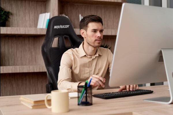 MAX RACER - Poltrona Home Office Aggressive - Cadeira Ergonômica de Aço, Cadeira de Escritório (Preta) - Imagem 2
